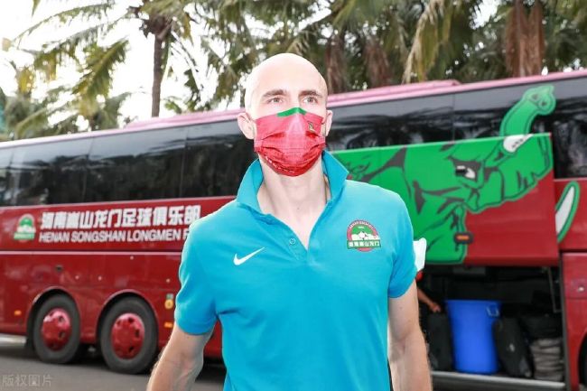 陈肇钟站起身来，双手抱拳，拱手道：叶少爷您实力通天，莫说一个姓刘的，就算十个姓刘的，也绝不可能是您的对手……说到这儿，陈肇钟惭愧无比的说道：可是，叶少爷，君子一言，当驷马难追。